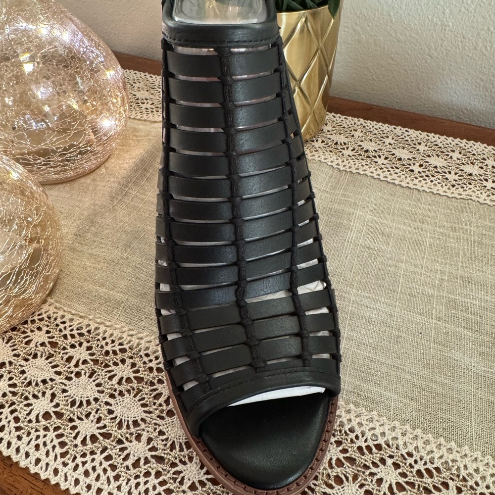 🖤NEW Gianni Bini Women's Black Strappy  leather Heeled Sandals.🖤